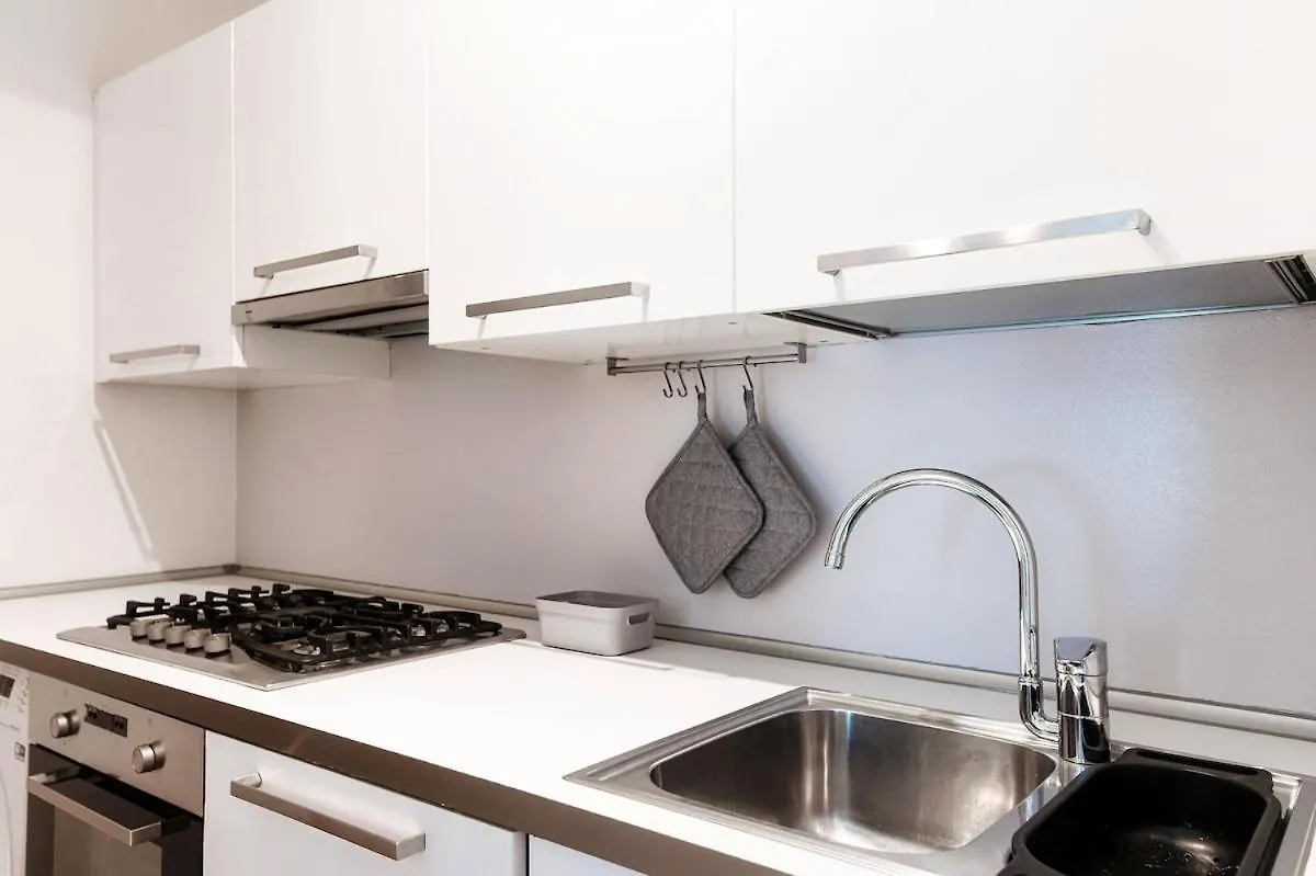 Daisy Flower Apartment - The House Of Travelers Como 0*,  Italien