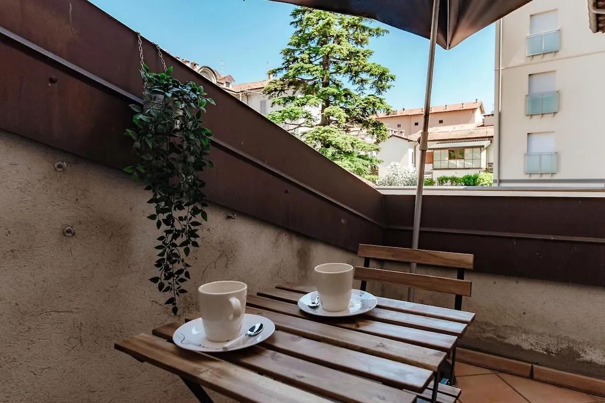 Daisy Flower Apartment - The House Of Travelers Como 0*,