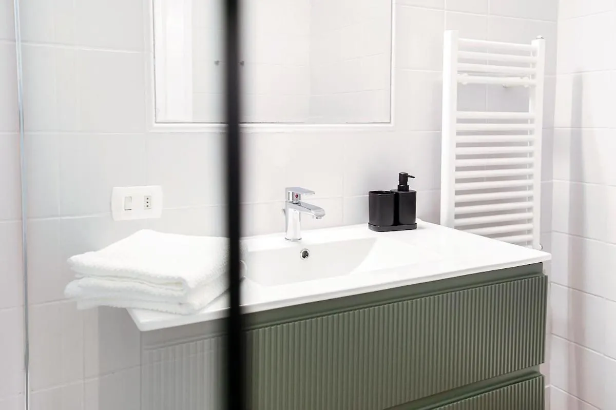 Daisy Flower Apartment - The House Of Travelers Como 0*,  Italia