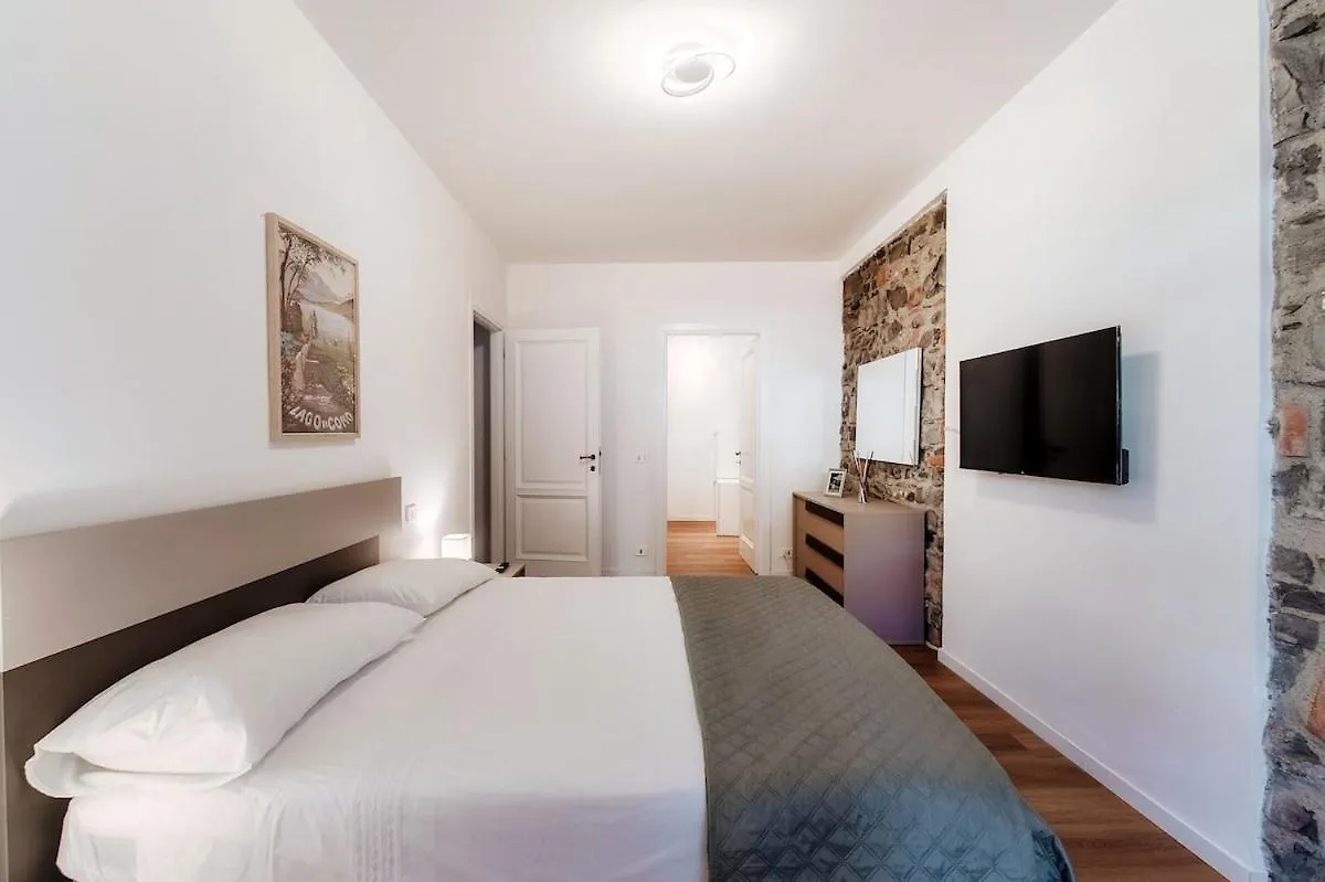 Daisy Flower Apartment - The House Of Travelers Como 0*,  Itálie